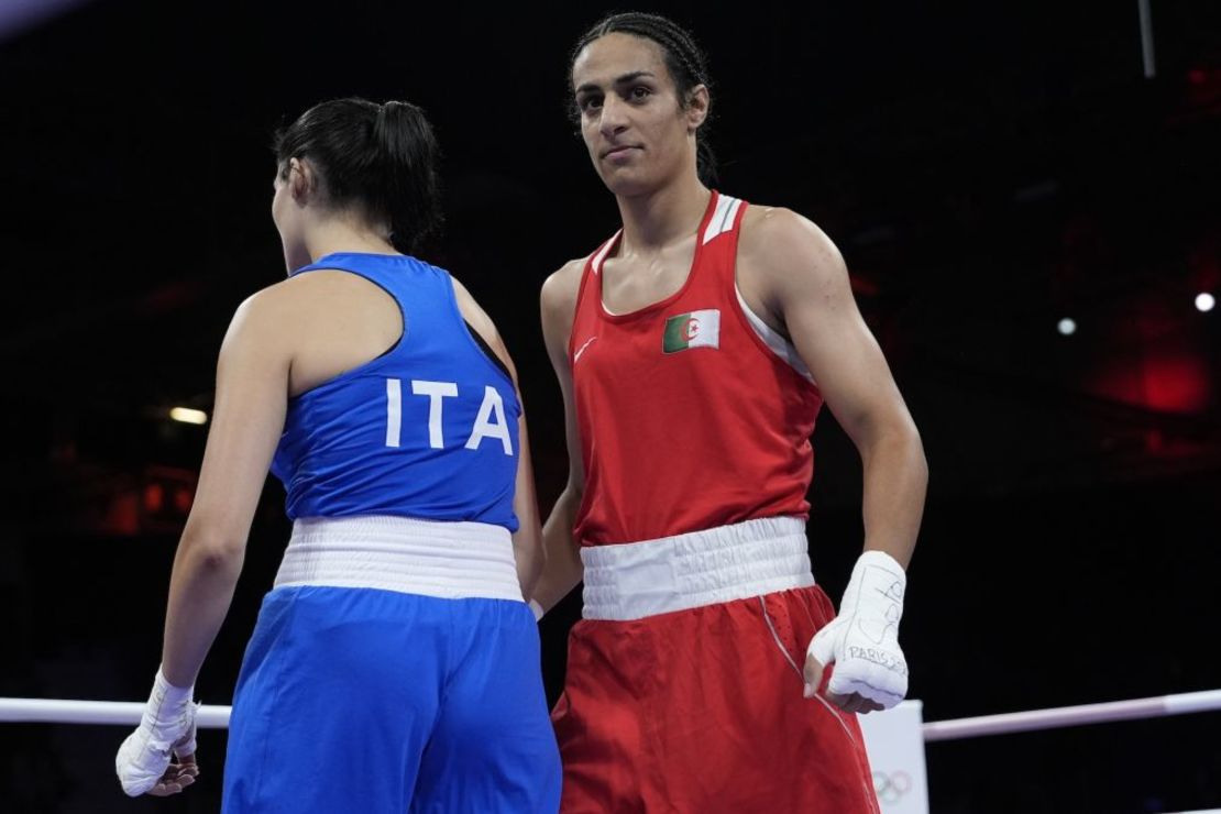 Imane Khelif (d), de Argelia, tras derrotar a Angela Carini, de Italia, en el combate preliminar de boxeo femenino de 66 kg en los Juegos Olímpicos de Verano de 2024 en París el jueves. Crédito: John Locher/AP