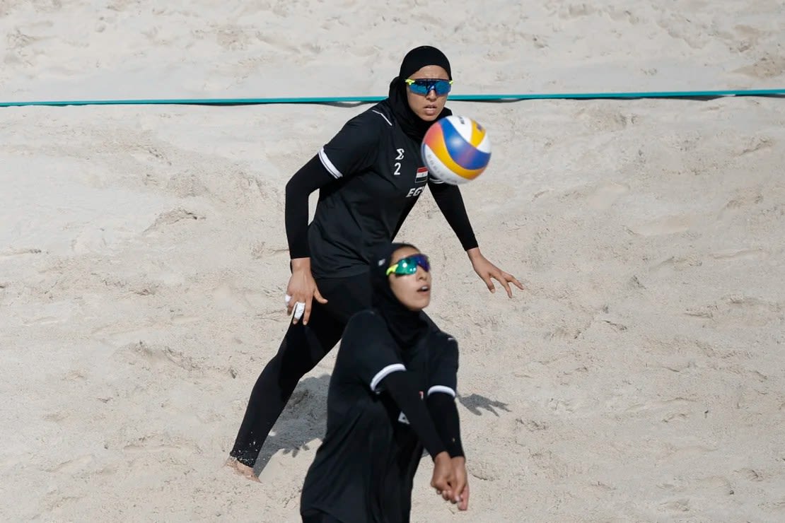 Marwa Abdelhady y Doaa Elghobashy jugaron al vóley de playa con hijabs, camisetas de manga larga y pantalones largos.