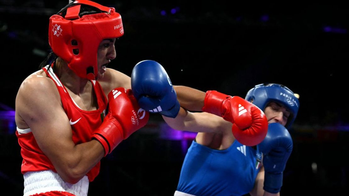 La argelina Imane Khelif (de rojo) golpea a la italiana Angela Carini en el combate de boxeo de octavos de final de la preliminar femenina de 66 kg durante los Juegos Olímpicos de París 2024 en el North Paris Arena, en Villepinte, el 1 de agosto de 2024. Crédito: Mohd Rasfan / AFP