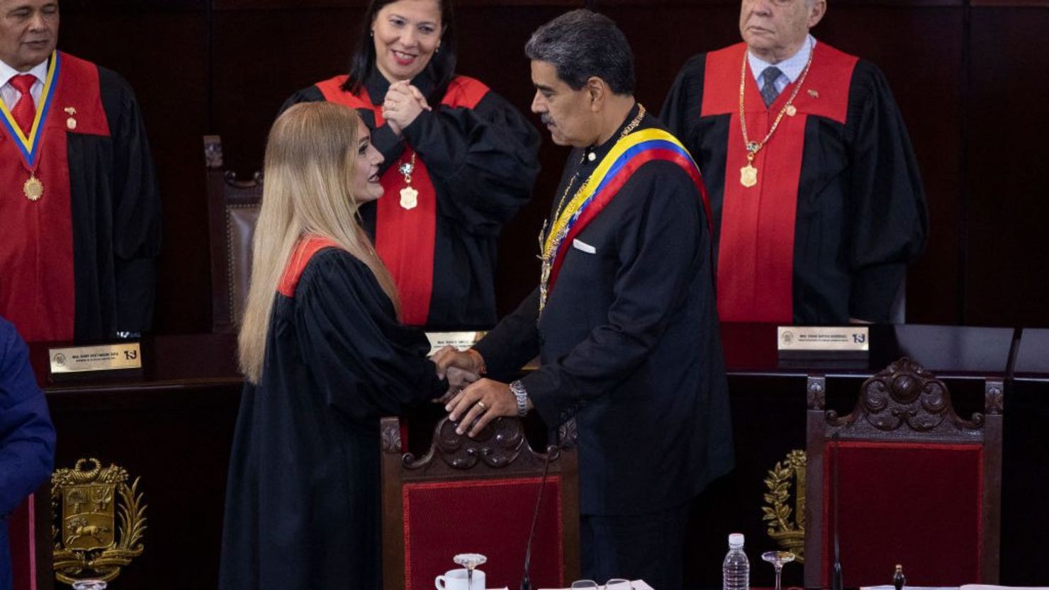 El presidente de Venezuela, Nicolás Maduro, saluda a la presidenta del Tribunal Supremo de Justicia, Caryslia Beatriz Rodríguez, durante su llegada al edificio del Tribunal Supremo de Justicia para la ceremonia de inauguración del año judicial en Caracas, el 31 de enero de 2024.
