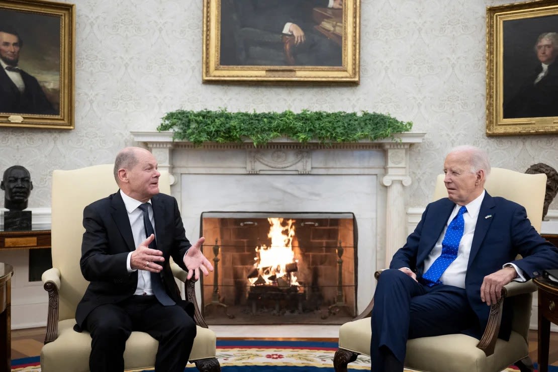 El presidente de Estados Unidos, Joe Biden, se reúne con el canciller alemán Olaf Scholz en la Oficina Oval de la Casa Blanca en Washington, DC, el 9 de febrero de 2024.