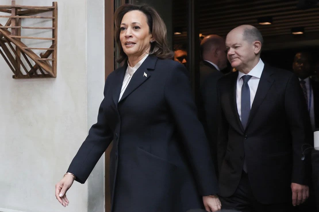 La vicepresidenta estadounidense Kamala Harris y el canciller alemán Olaf Scholz caminan uno al lado del otro durante una reunión bilateral en el hotel 'Bayerischer Hof', sede de la 60.ª Conferencia de Seguridad de Múnich (MSC) el 17 de febrero de 2024, en Múnich, Alemania.