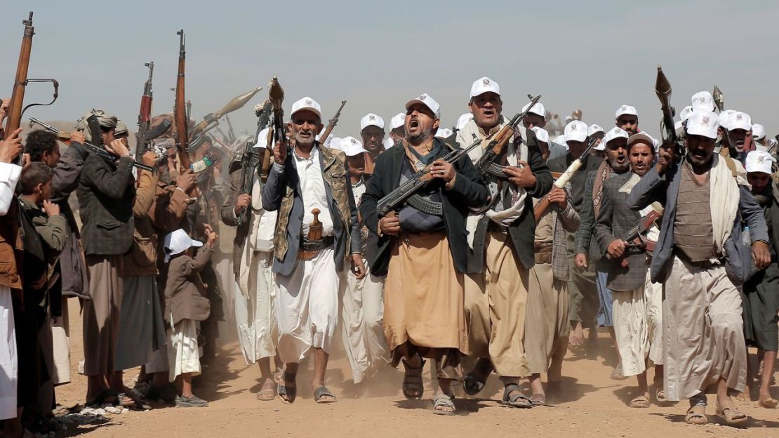 Combatientes hutíes marchan durante un mitin en las afueras de Saná, Yemen, el lunes 22 de enero.