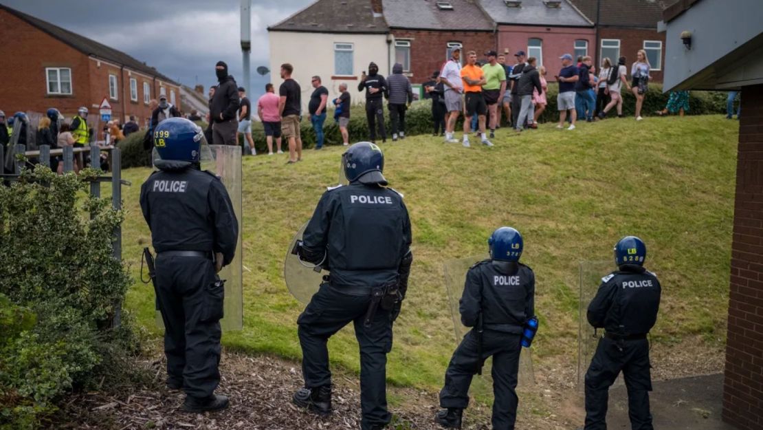 La policía antidisturbios supervisa una protesta en Sunderland, Inglaterra, el 2 de agosto de 2024.