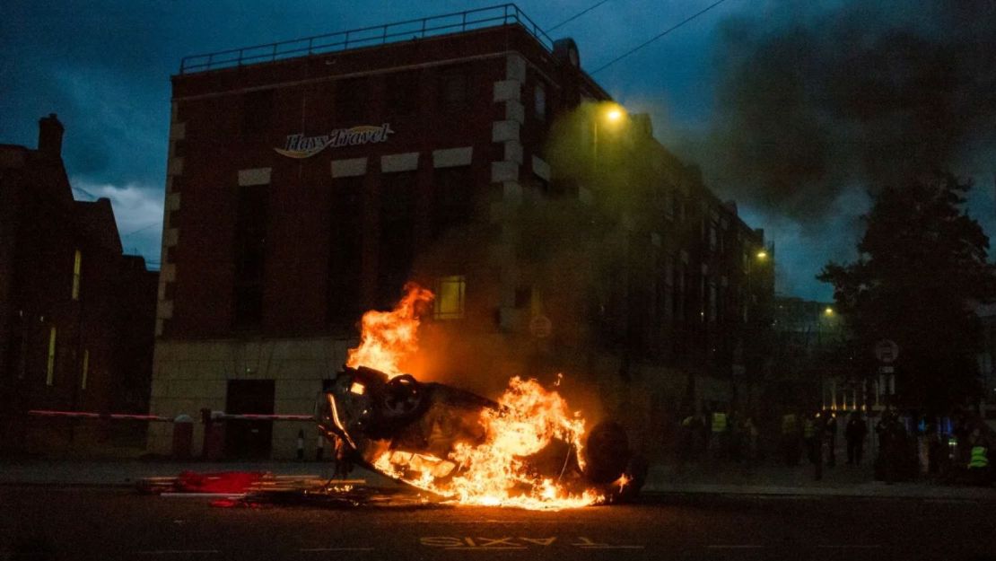 Incendian un coche de policía en Sunderland, Inglaterra, el 2 de agosto de 2024.