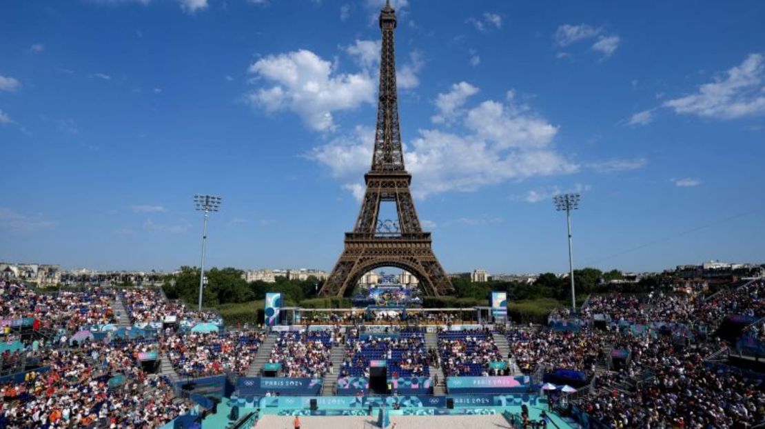 Vista general del recinto del Trocadero, con la Torre Eiffel al fondo mientras se iza la bandera olímpica, durante la ceremonia de apertura de los Juegos Olímpicos de París 2024.