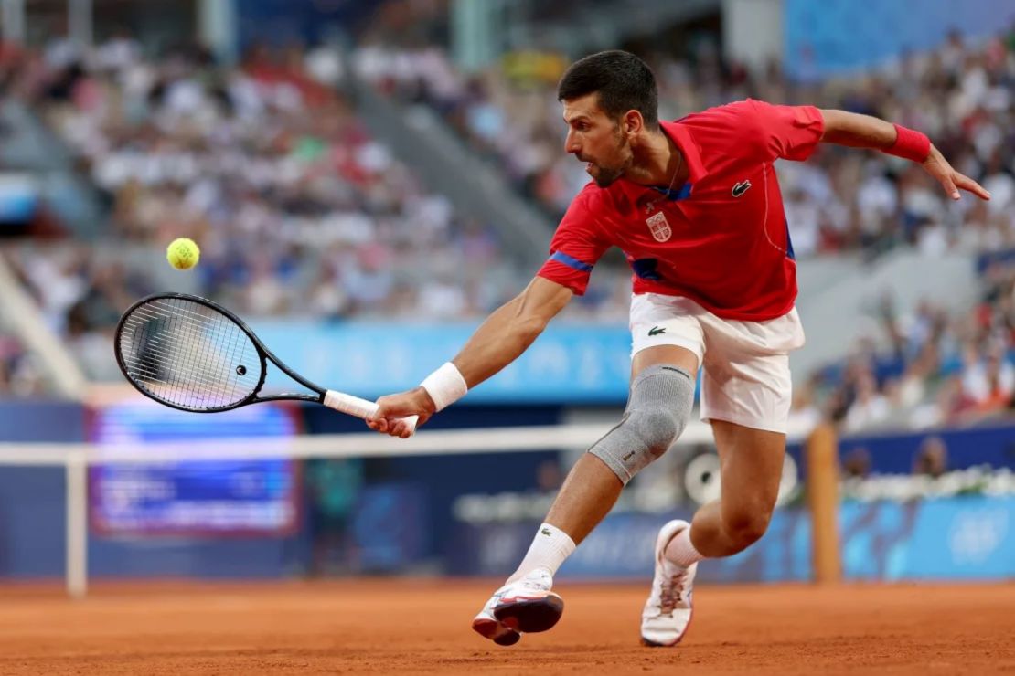 El serbio Novak Djokovic juega contra Lorenzo Musetti de Italia el viernes.