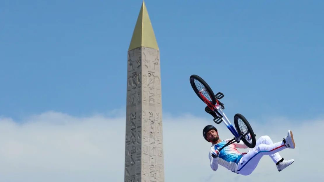 Anthony Jeanjean de Francia compite en la Final de Park de BMX Freestyle Masculino durante los Juegos Olímpicos de París 2024 en París, el 31 de julio de 2024.