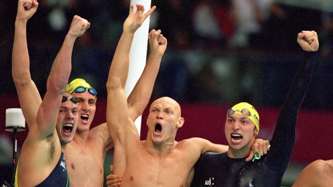 Ian Thorpe (derecha) celebra el oro del relevo 4x100m estilo libre en Sydney.