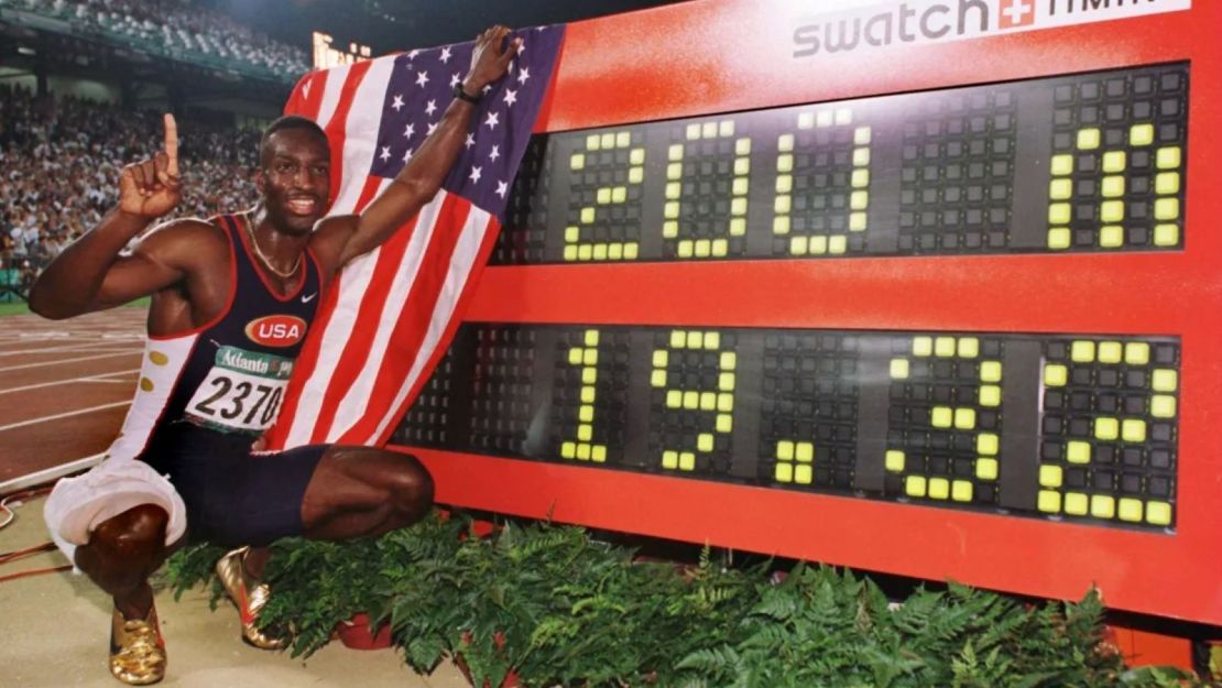 Johnson celebra su récord mundial de 200 metros en Atlanta.