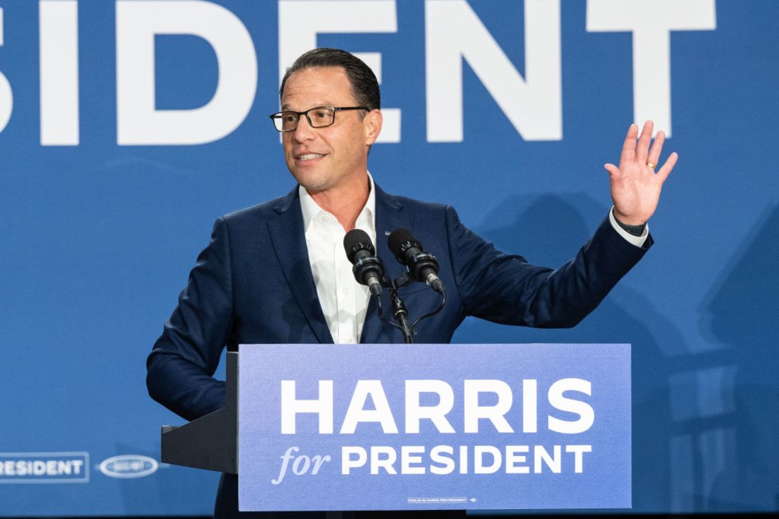 Josh Shapiro, gobernador de Pensilvania, habla durante una manifestación en apoyo de Harris para la presidencia junto con Gretchen Whitmer, gobernadora de la escuela secundaria Michigan Wissahickon.