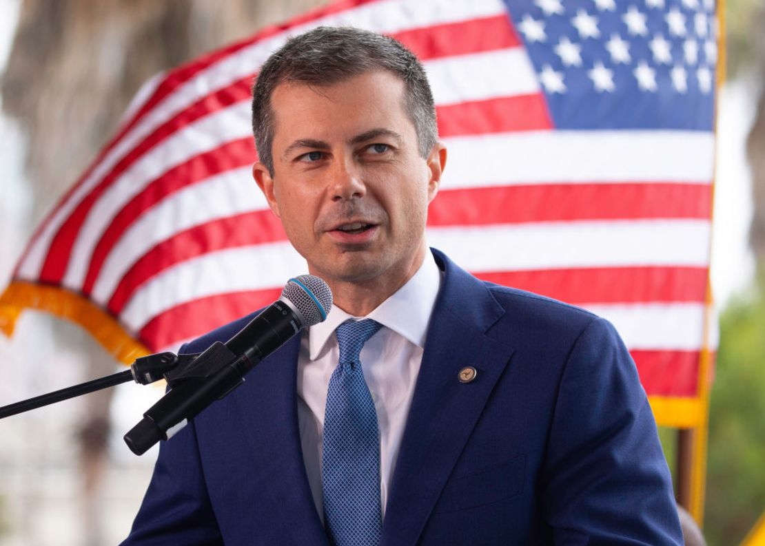 Pete Buttigieg, secretario de Transporte de Estados Unidos, habla durante una conferencia de prensa en Long Beach, California, Estados Unidos, el jueves 18 de julio de 2024.