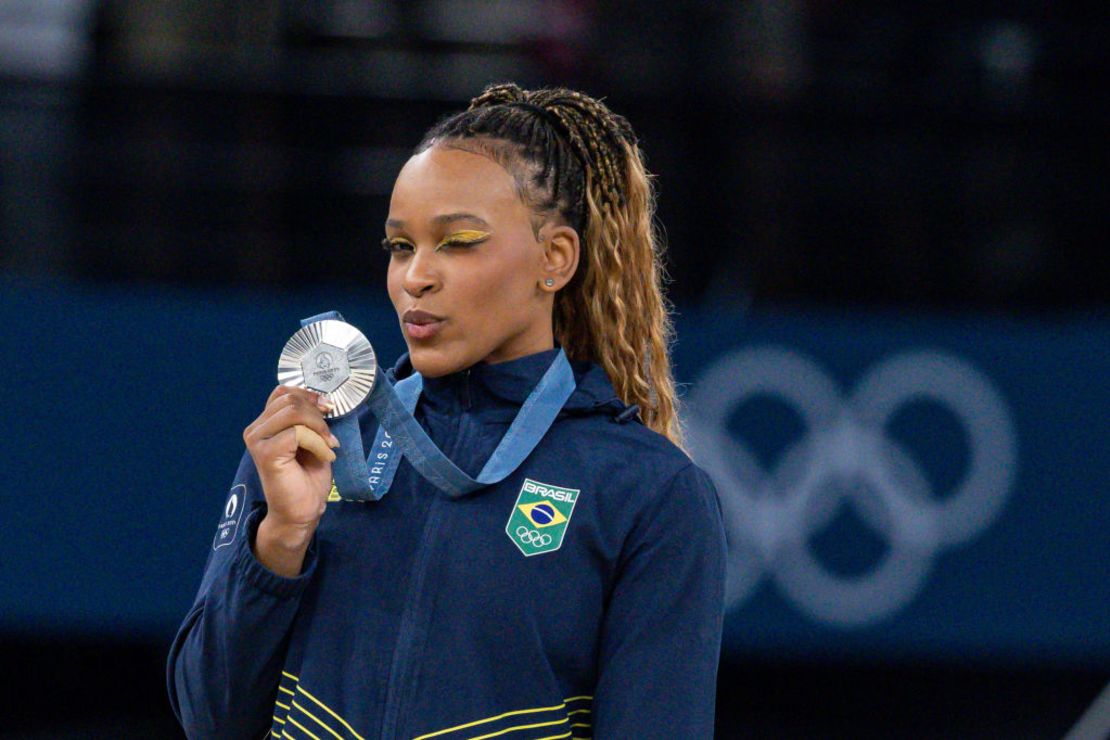 Rebeca Andrade, medallista de plata del equipo de Brasil, posa con su medalla después de competir en la final del concurso completo femenino de gimnasia artística en el sexto día de los Juegos Olímpicos de París 2024 en Bercy Arena el 1 de agosto de 2024 en París, Francia.