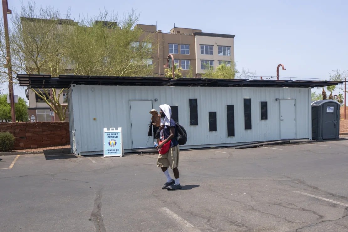 Un centro de alivio del calor en la Biblioteca Central Burton Barr, al norte del centro de Phoenix.