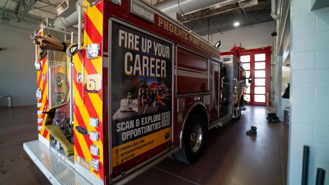 Socorristas de la Estación de Bomberos 61 están tratando a más víctimas de enfermedades causadas por el calor mientras las temperaturas suben en Phoenix.