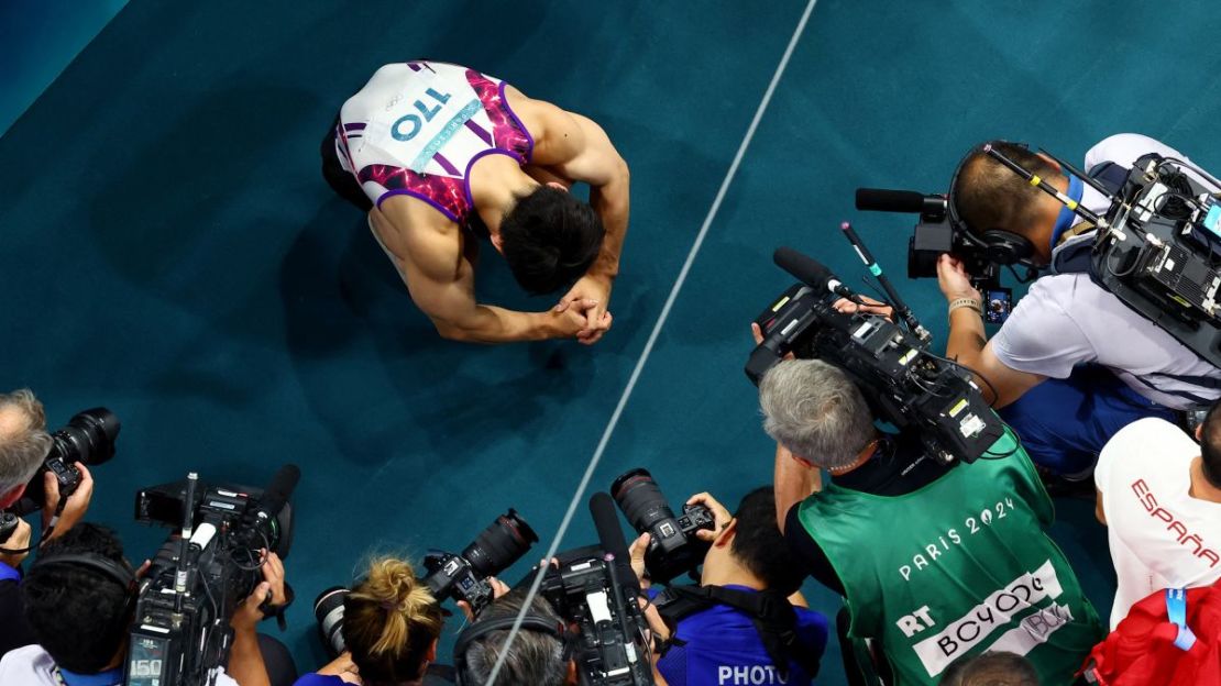 Carlos Edriel Yulo de Filipinas reacciona tras ganar el oro. Athit Perawongmetha/Reuters.