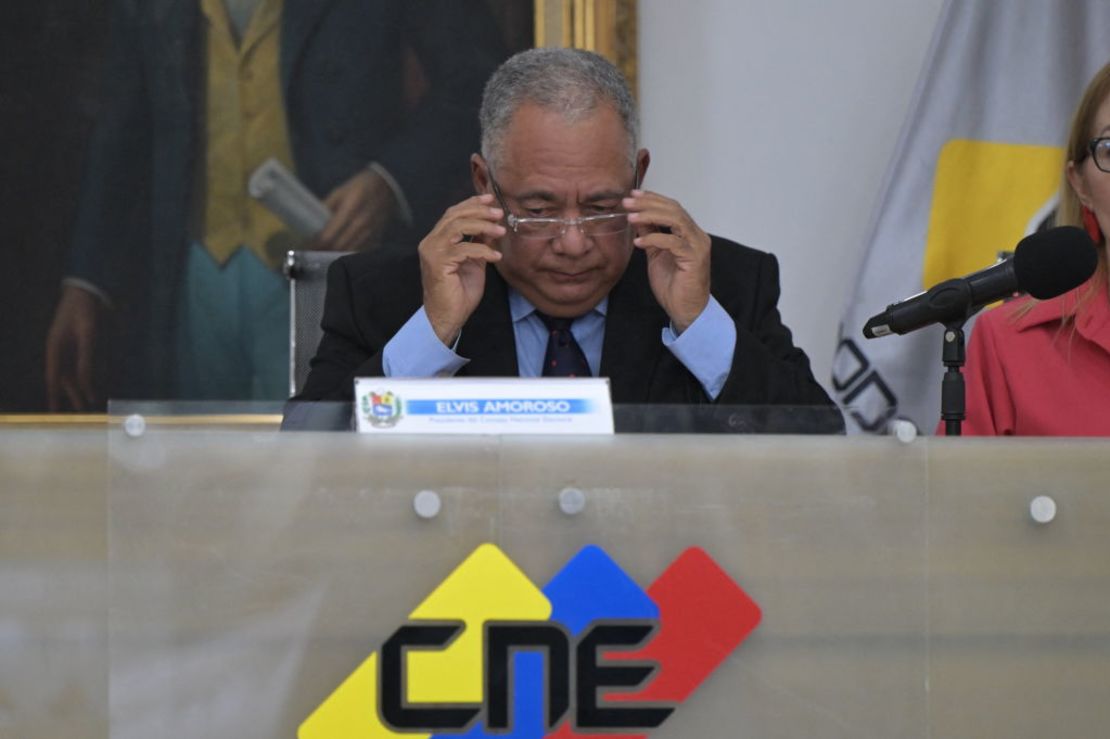 El Presidente del Consejo Nacional Electoral (CNE), Elvis Amoroso, hace gestos durante una conferencia de prensa en Caracas. (Foto: YURI CORTEZ/AFP vía Getty Images).