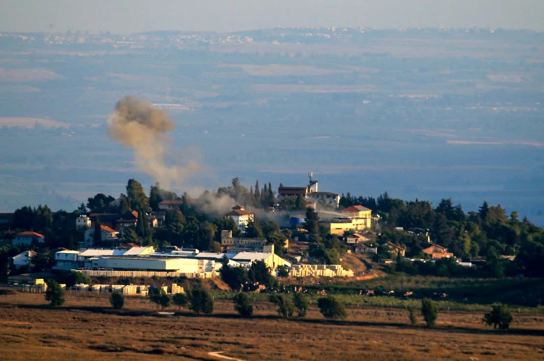 Columnas de humo se elevan en la frontera entre Israel y el Líbano desde el lugar donde se disparó un cohete desde el lado libanés hacia la aldea israelí de Metullah este sábado.