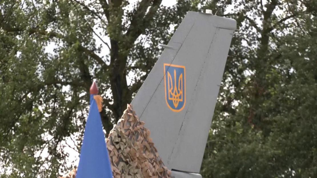 La insignia de la Fuerza Aérea de Ucrania pintada en el timón de cola de un F-16.