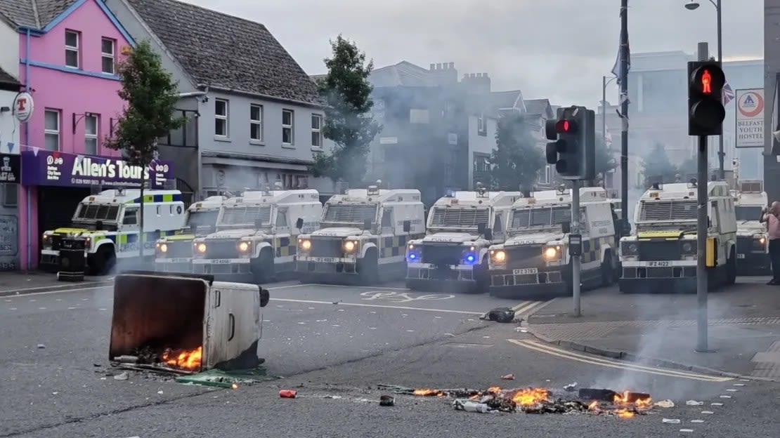 Agentes bloquean las carreteras de Belfast tras una protesta contra el Islam ante el Ayuntamiento de Belfast el sábado.