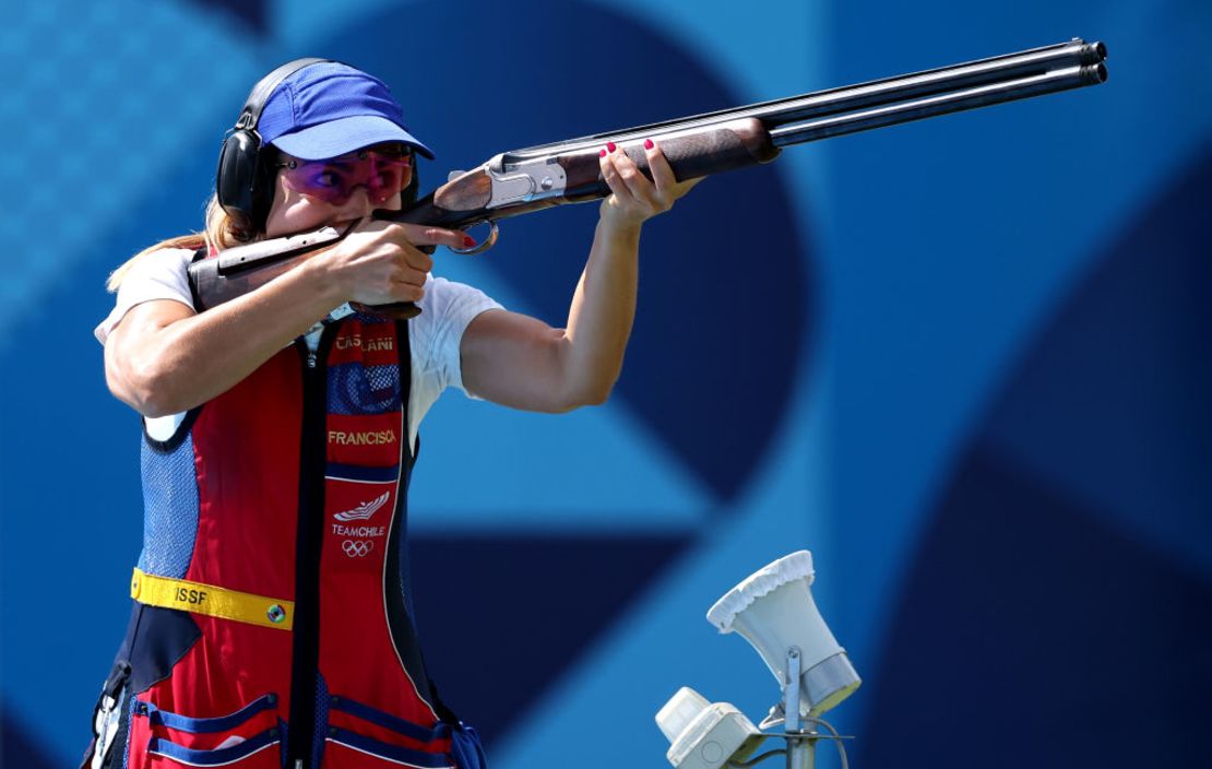 Francisca Crovetto Chadid, de Chile, compite en la final femenina de skeet en el noveno día de los Juegos Olímpicos de París 2024 en el Centro de Tiro de Chateauroux el 04 de agosto de 2024 en Chateauroux, Francia.