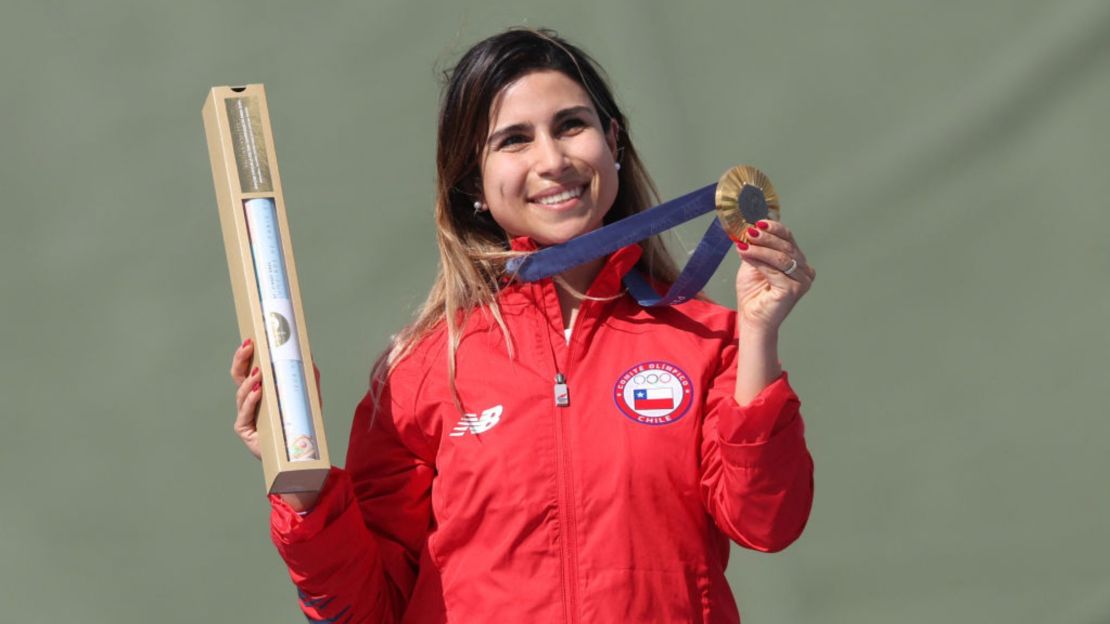 La medallista de oro chilena Francisca Crovetto Chadid posa en el podio durante la ceremonia de victoria de la final femenina de skeet durante los Juegos Olímpicos de París 2024, en el Centro de Tiro de Chateauroux, el 4 de agosto de 2024.