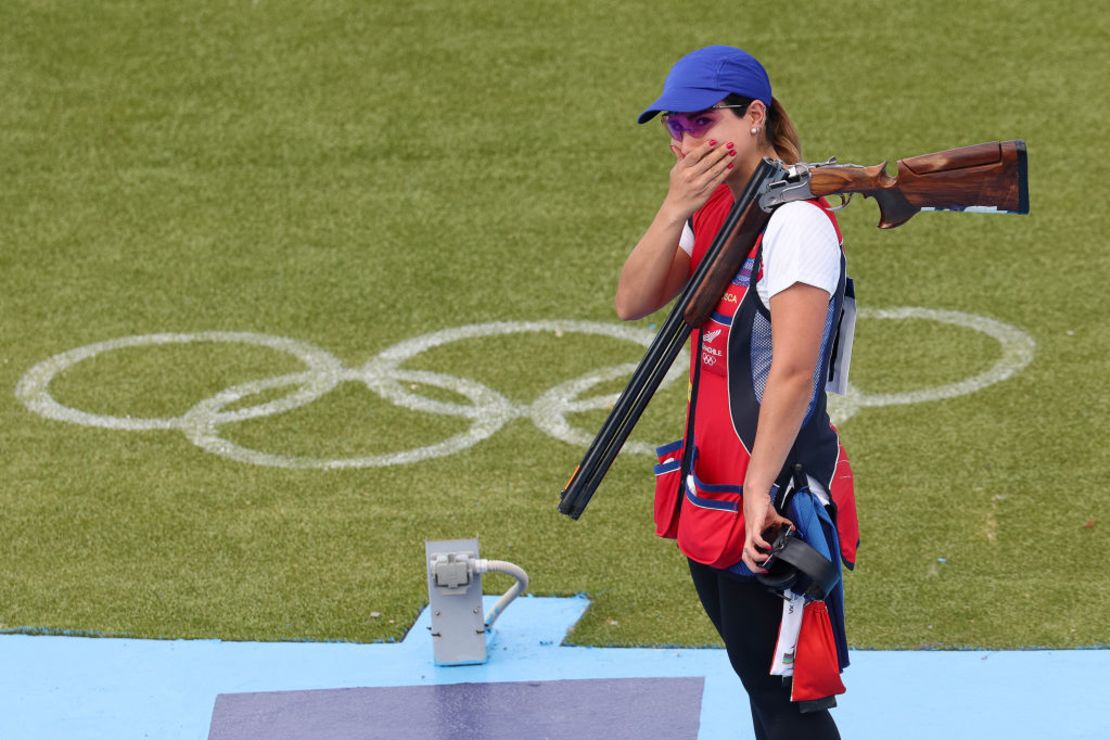 La medallista de oro chilena Francisca Crovetto Chadid tras la final femenina de tiro skeet durante los Juegos Olímpicos de París 2024, en el Centro de Tiro de Chateauroux, el 4 de agosto de 2024.