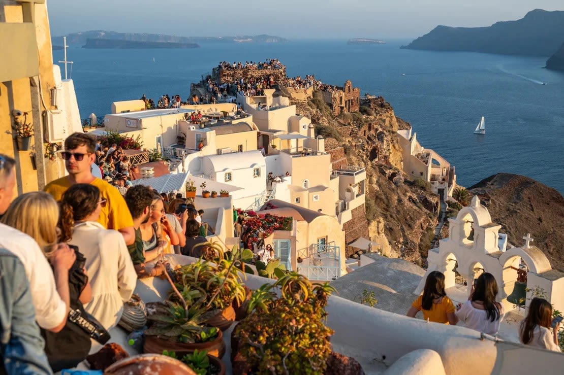 Oia, un pueblo en el extremo noroeste de Santorini, es el lugar más famoso para contemplar la puesta de sol. (Foto: Xavier Duvot/Hans Lucas/AFP/Getty Images).