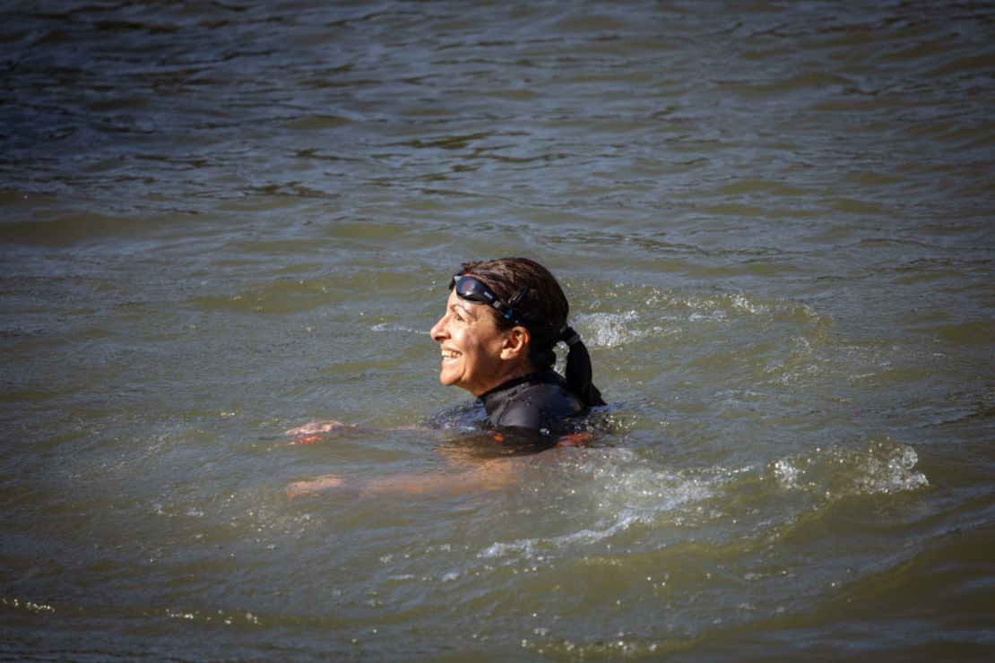 La alcaldesa de París, Anne Hidalgo, nada con un traje de neopreno y gafas en el agua del río Sena en Bras Marie en París, Francia, el 17 de julio de 2024.