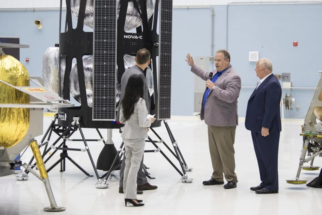 El vicepresidente de investigación y desarrollo de Intuituve Machines, Tim Crain, segundo desde la derecha, habla con el exejecutivo científico de la NASA Thomas Zurbuchen, segundo desde la izquierda, sobre el módulo de aterrizaje lunar Nova-C el 31 de mayo de 2019, en el Centro de Vuelo Espacial Goddard en Maryland. Crédito: Aubrey Gemignani/NASA.