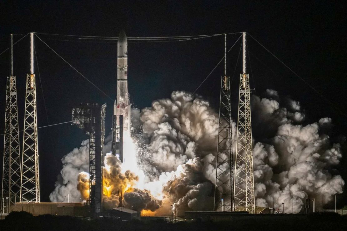 El Vulcan Centaur de United Launch Alliance (ULA) despegó de la Estación de la Fuerza Espacial de Cabo Cañaveral en Cabo Cañaveral, Florida, el 8 de enero de 2024, y transportaba el módulo de aterrizaje lunar Peregrine de Astrobotic. Chandan Khanna/AFP/Getty Images.