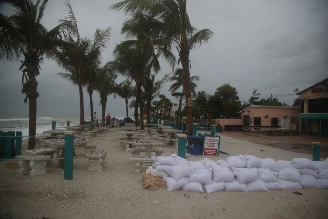 Se alinean sacos de arena cerca de Bonita Beach en Bonita Springs, Florida, el domingo 4 de agosto de 2024. Crédito: Andrew West/The News-Press/Red USA Today.