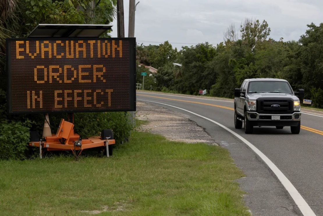 Una señal de advertencia de orden de evacuación se proyecta el 4 de agosto en Cedar Key, Florida, antes de la llegada prevista de Debby al estado. Crédito: Ricardo Arduengo/Reuters.