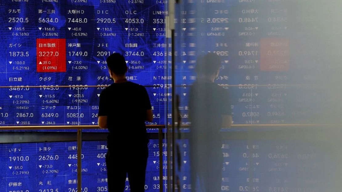 Un panel electrónico de cotización de acciones en el interior de un edificio de Tokio, visto el 2 de agosto de 2024.