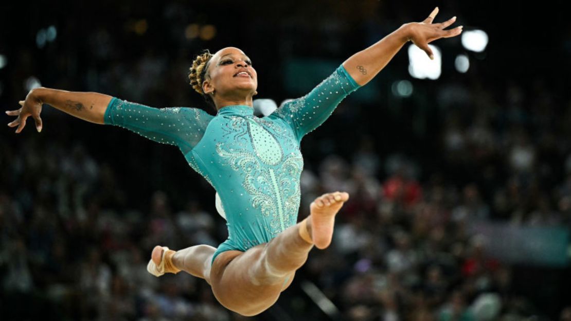 Previo a la final de ejercicio de suelo, Andrade ya había brillado en París con tres medallas: una plata en el concurso completo, otra de plata en el salto de potro y un bronce en la gimnasia por equipos. Ahora Andrade puede añadir una medalla de oro en el ejercicio de suelo de París 2024 a su lista de victorias. La presea dorada en el ejercicio de suelo es además la sexta medalla olímpica en la carrera de Andrade, con lo cual se convierte en la atleta olímpica más condecorada de Brasil en la historia.  En los Campeonatos del Mundo del año pasado, la gimnasta de Brasil se llevó el oro en salto, mientras que Biles se hizo con la plata. Esta victoria convirtió a Andrade en la primera atleta en superar a Biles en salto en esa competición desde 2015. Andrade también ganó la medalla de oro mundial en la prueba completa en 2022. Por su parte, la plata de Biles en el ejercicio de suelo significó su medalla olímpica número 11 en su carrera, con lo que agranda su leyenda. Con la final de ejercicio de suelo, la gimnasia artística llegó a su fin en París 2024. La brasileña Rebeca Andrade compite en la final del ejercicio de suelo femenino de la gimnasia artística durante los Juegos Olímpicos de París 2024, en el Bercy Arena de París, el 5 de agosto de 2024. (Foto: GABRIEL BOUYS/AFP vía Getty Images) Brasil, a la cabeza en el medallero de los países latinoamericanos en los Juegos Olímpicos de París  Con información de Kyle Feldscher, de CNN.