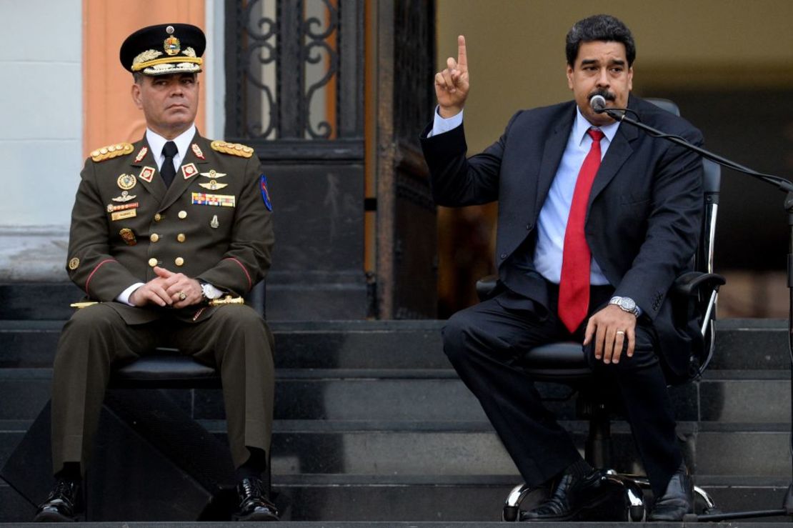 El presidente de Venezuela, Nicolás Maduro (derecha), habla junto al ministro de la Defensa, Padrino López, el 14 de julio de 2016.