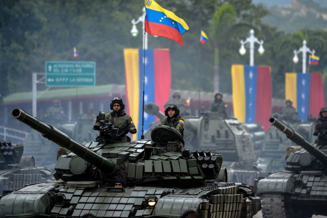 Una columna de tanques de fabricación rusa T-72B durante un desfile militar para celebrar el 206 aniversario de la independencia de Venezuela en Caracas, el 5 de julio de 2017.