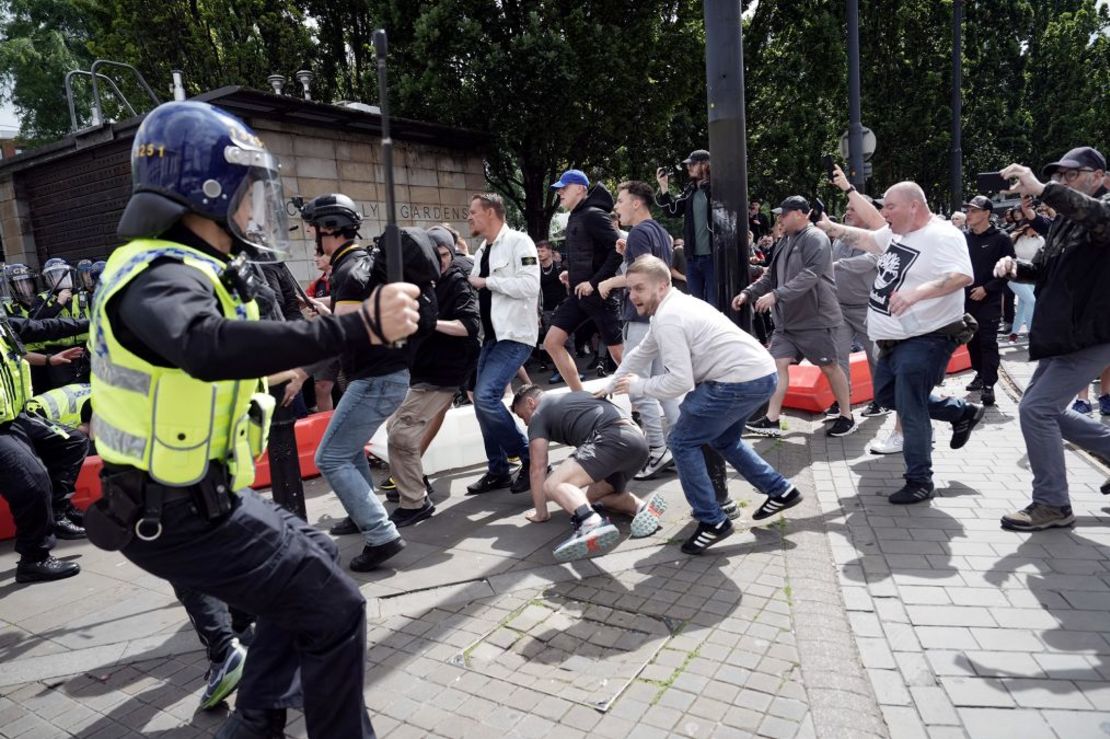 La policía y manifestantes ultraderechistas se enfrentan en Manchester. Crédito: Christopher Furlong/Getty Images