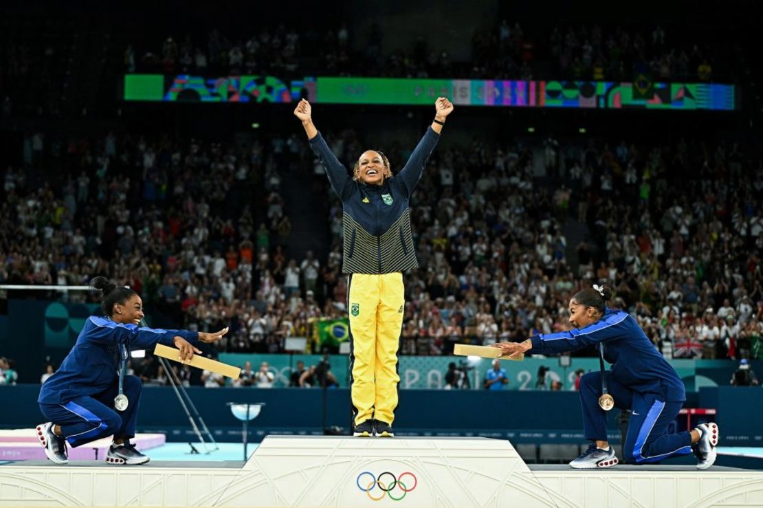 De izquierda a derecha, la estadounidense Simone Biles (plata), la brasileña Rebeca Andrade (oro) y la estadounidense Jordan Chiles (bronce) posan durante la ceremonia del podio. Crédito: Gabriel Bouys/AFP/Getty Images