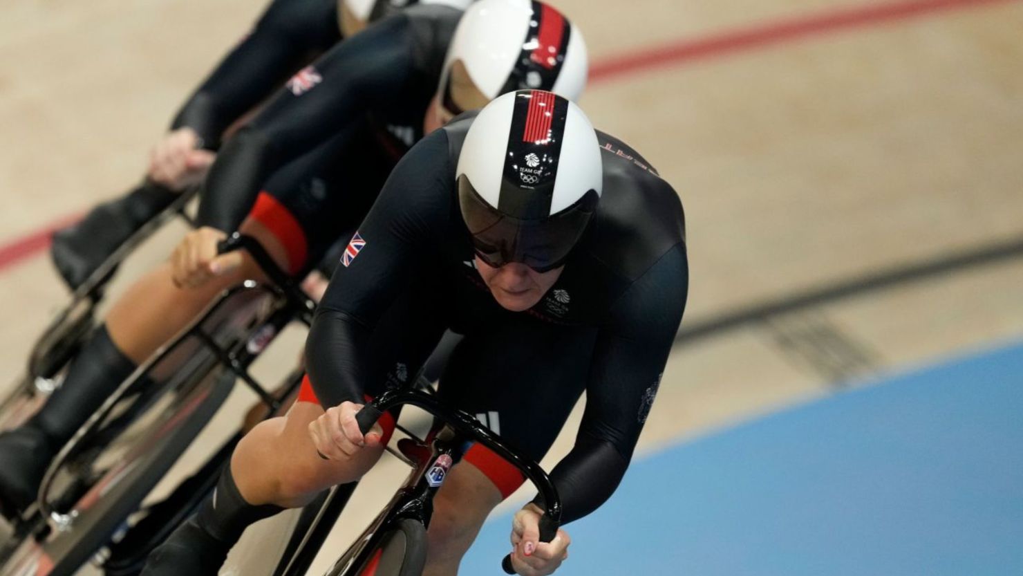 Las británicas Katy Marchant, Sophie Capewell y Emma Finucane compiten este lunes durante la prueba de velocidad por equipos del ciclismo femenino. En la final por la medalla de oro, las británicas rompieron el récord mundial de la prueba.
