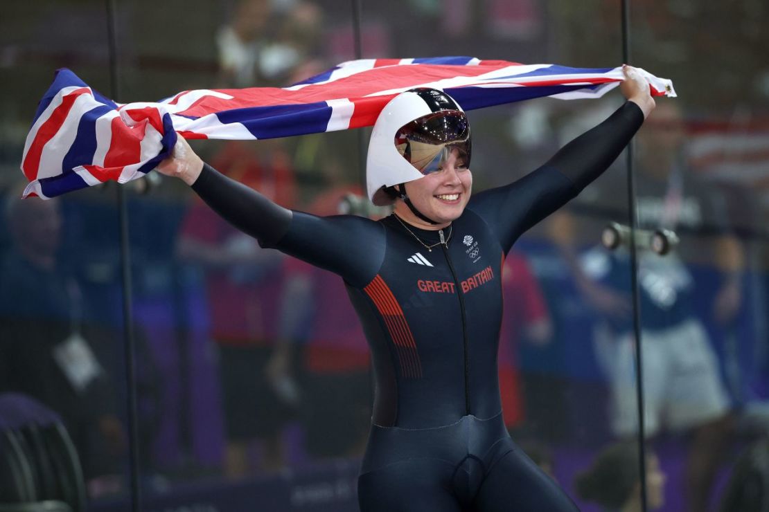 Sophie Capewell, de Gran Bretaña, celebra haber ganado el oro este lunes en la prueba de velocidad por equipos del ciclismo de pista femenino de París 2024.