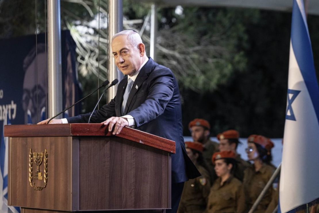 El primer ministro de Israel, Benjamin Netanyahu, pronuncia un discurso en el monumento estatal en memoria de Zeev Jabotinsky, líder sionista y fundador de la ideología de derechas israelí, en el cementerio militar del Monte Herzl de Jerusalén, el domingo. Crédito: Naama Grynbaum/Pool/AFP/Getty Images