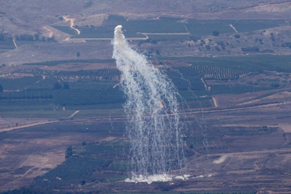 Esta imagen tomada desde el norte de Israel, cerca de la frontera con el Líbano, muestra una nube de humo durante un bombardeo israelí sobre la zona libanesa de Wazzani el lunes. Crédito: Jalaa Marey/AFP/Getty Images