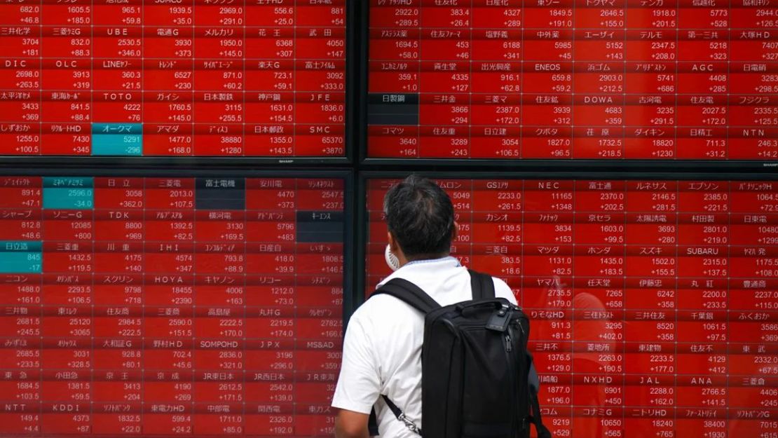 Un hombre mira un tablero de cotización electrónico que muestra los precios de las acciones del Nikkei 225 en la Bolsa de Valores de Tokio el 6 de agosto de 2024.