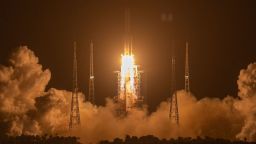  de la tripulación de recuperación inspeccionan la sonda Chang'e 5 tras su exitoso aterrizaje de retorno en el norte de China en diciembre de 2020.