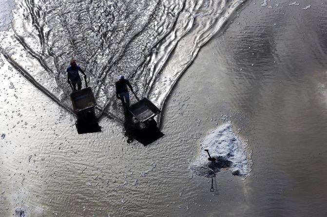 Secado de sal del mar en las salinas de Punta Vigia, Bahía de Ocoa, República Dominicana. "Creo que existe algo que todos los fotógrafos comparten y es que adoramos lo que hacemos, nos apasiona la fotografía", dijo Arthus-Bertrand.