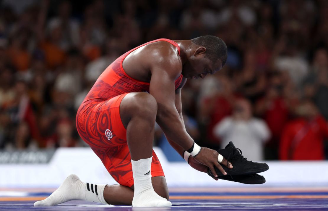 Mijaín López dejó sus botines en el tapiz al finalizar el combate.