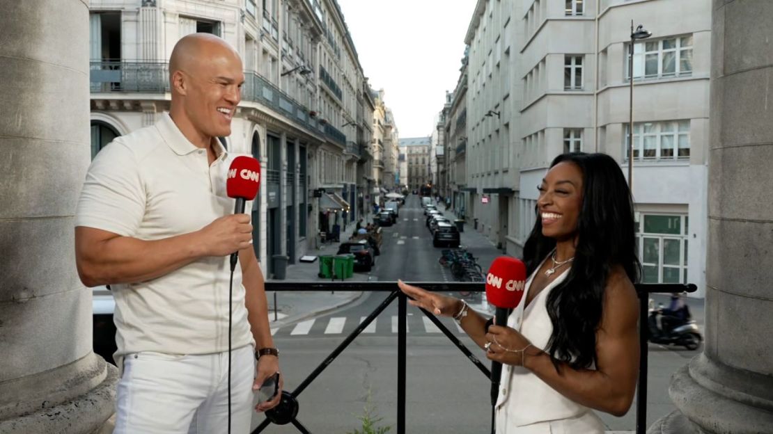 Simone Biles habla con Coy Wire de CNN en París el 6 de agosto.