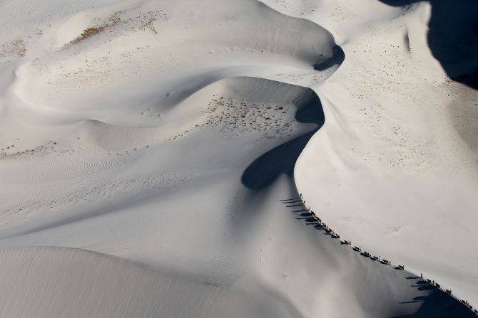 Caravana de yaks cerca de Skardu, valle del Indo, Pakistán. Mira más cerca y verás que ese rastro que parece de hormigas es, de hecho, una caravana de yaks, en Gilgit-Baltistán (Arthus-Bertrand, Altitudes Anyway).