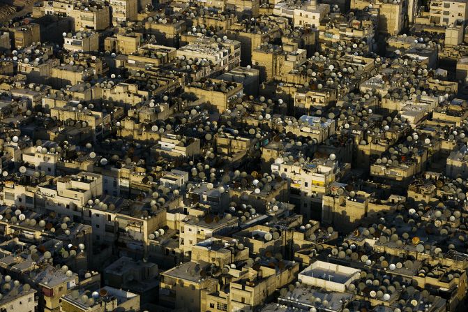 Antenas parabólicas en los tejados de Alepo, Siria. Muy a menudo apreciamos nuestras ciudades desde el suelo y miramos fijamente a los edificios que obstaculizan nuestra vista del cielo (Arthus-Bertrand, Altitudes Anyway).